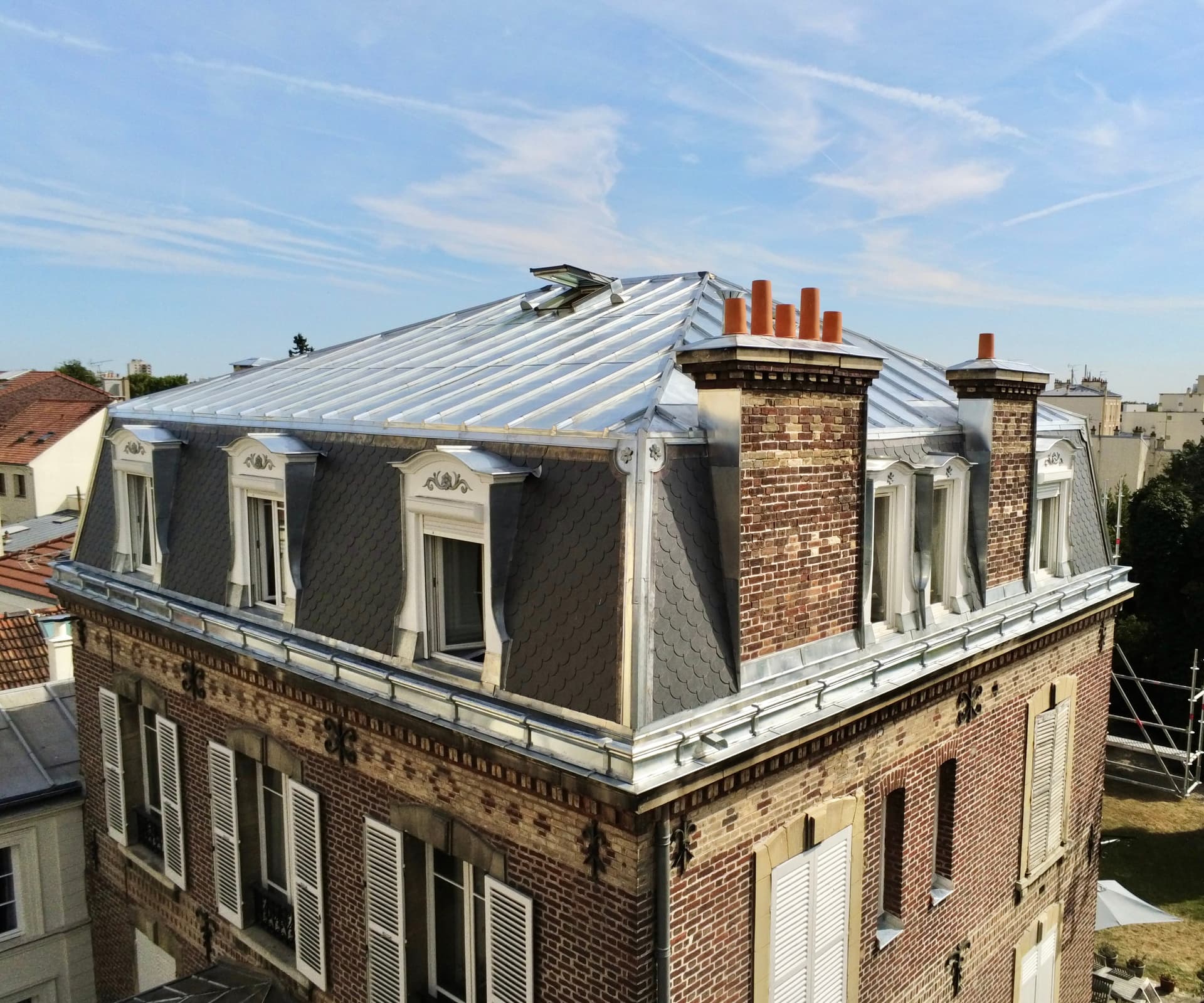 Toiture mansardée zinc joint debout avec lucarnes et souches